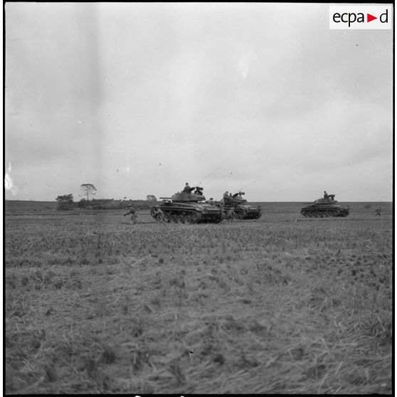 Progression de chars M24 Chaffee du 1er régiment de chasseurs à cheval à travers champs et rizières, sous la protection de fantassins.