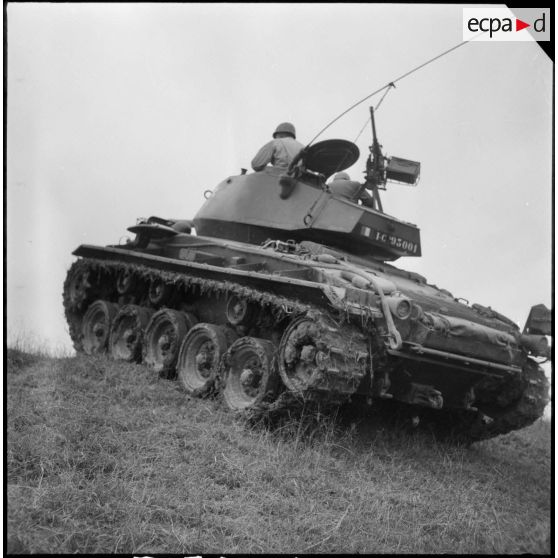 Progression d'un char M24 Chaffee du 1er régiment de chasseurs à cheval à travers champs et rizières.