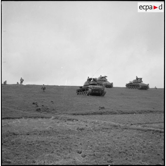 Progression à travers champs et rizières de chars M24 Chaffee du 1er régiment de chasseurs à cheval.