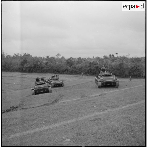 Progression à travers champs et rizières de chars M24 Chaffee du 1er régiment de chasseurs à cheval.