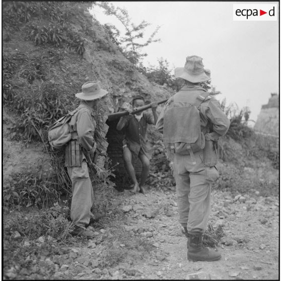 Arrestation d'un partisan du Viêt-minh sortant de sa cachette par des tirailleurs vietnamiens.