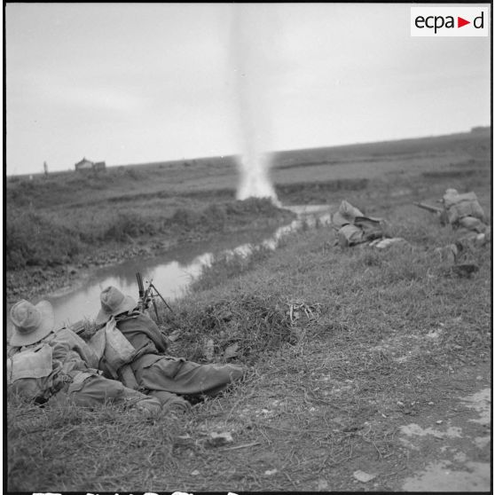 Mise en batterie des fusils-mitrailleurs par des tirailleurs sous le feu des mortiers Viêt-minh.