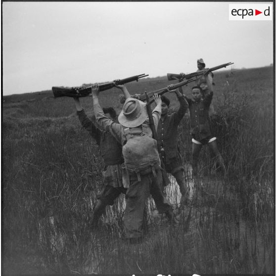 Arrestation de partisans du Viêt-minh dans un marécage (reconstitution).