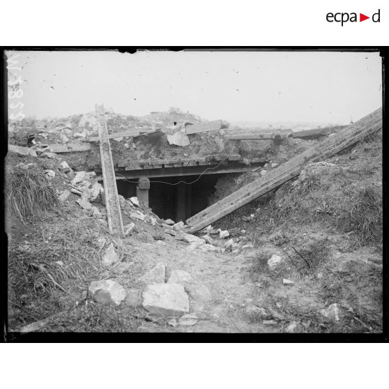 Nord d'Herbécourt, vue prise au boyau de la Choucroute. Entrée d'un abri. [légende d'origine]