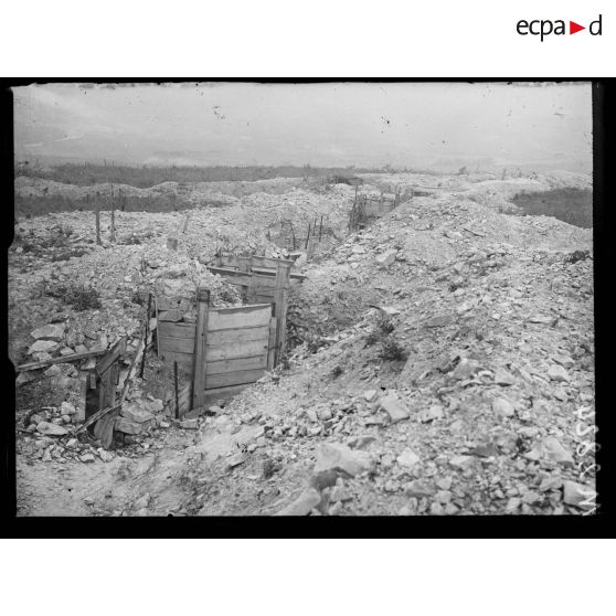 A l'est de Frise, enfilade des anciennes tranchées allemandes. [légende d'origine]