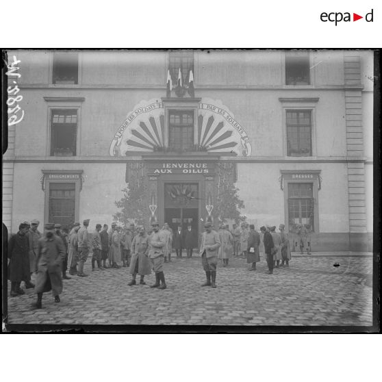 Caserne de Reuilly, visite du Président de la République à l'oeuvre des Parrains des Poilus. [légende d'origine]