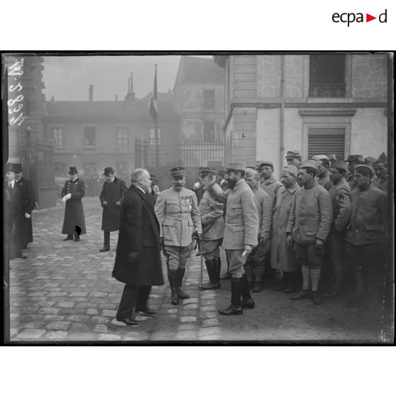 Caserne de Reuilly, présentation du Président de la République à l'adjudant Angot, fondateur et organisateur de l'oeuvre. [légende d'origine]