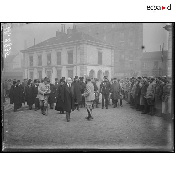 Caserne de Reuilly, l'adjudant Angot donne des explications au Président. [légende d'origine]