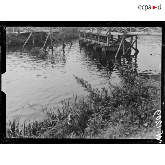 La Folie, passerelle mobile sur tonneaux sur le canal de la Meuse. [légende d'origine]