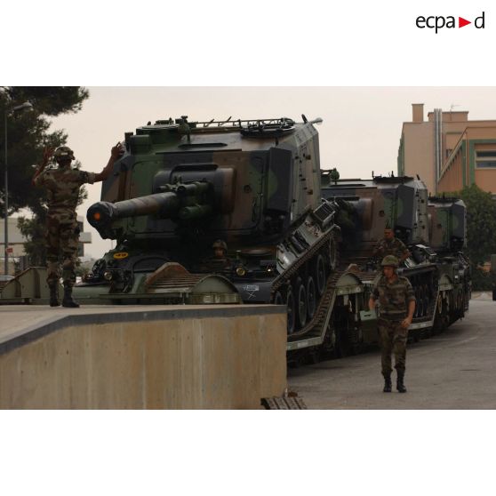 Sortie des wagons des AU-F1 (canon automoteur de 155 mm à grande cadence de tir modèle F1) du 1er RAMa (régiment d'artillerie de marine) à la gare de ferroutage de l'arsenal de Toulon .