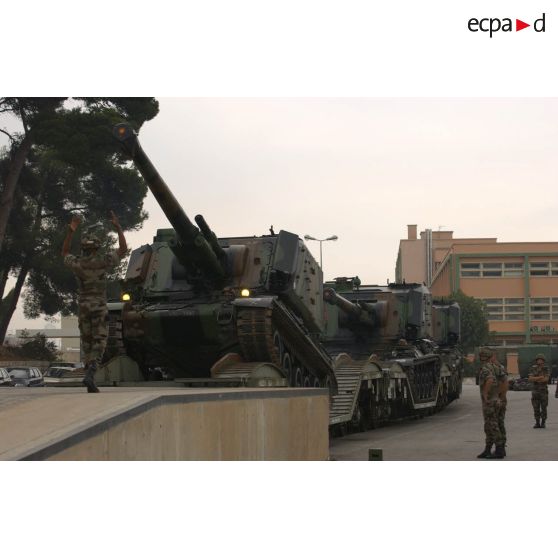 Sortie des wagons des AU-F1 (canon automoteur de 155 mm à grande cadence de tir modèle F1) du 1er RAMa (régiment d'artillerie de marine) à la gare de ferroutage de l'arsenal de Toulon.