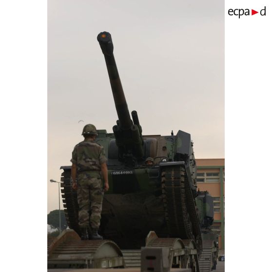 Sortie des wagons des AU-F1 (canon automoteur de 155 mm à grande cadence de tir modèle F1) du 1er RAMa (régiment d'artillerie de marine) à la gare de ferroutage de l'arsenal de Toulon.