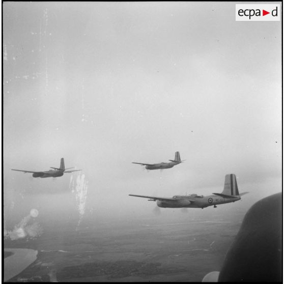 Avions Douglas A-26B Invader en formation pendant un vol.