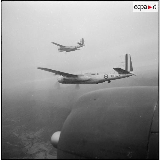 Avions Douglas A-26B Invader en formation pendant un vol.