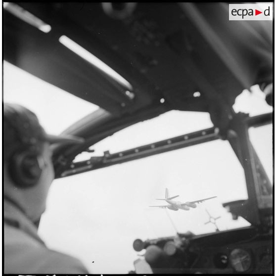 Avion Douglas A-26B Invader en vol vu du cockpit d'un autre avion.