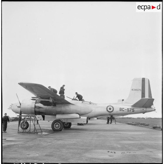 Vérification d'un avion A-26B par les mécaniciens sur le terrain d'aviation de Cat Bi.