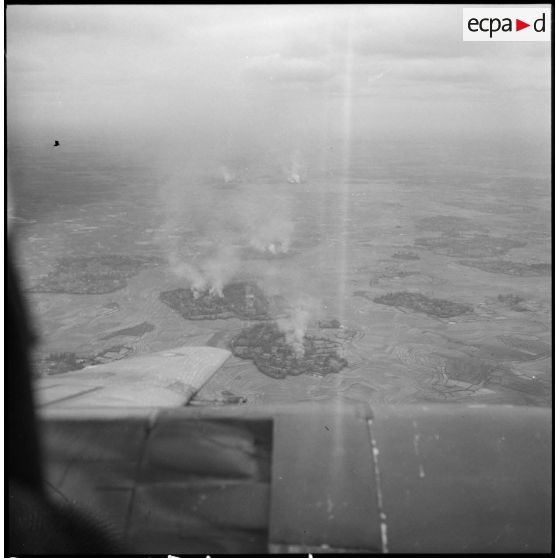 Vue aérienne du secteur de Phu My sous les bombardements et le mitraillage de bombardiers A-26 B.