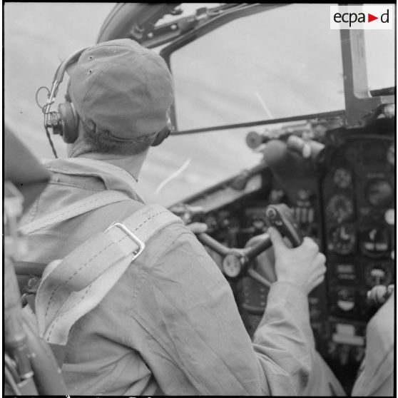 Le pilote d'un avion de bombardement A-26 B aux commandes de son avion au cours d'une mission.