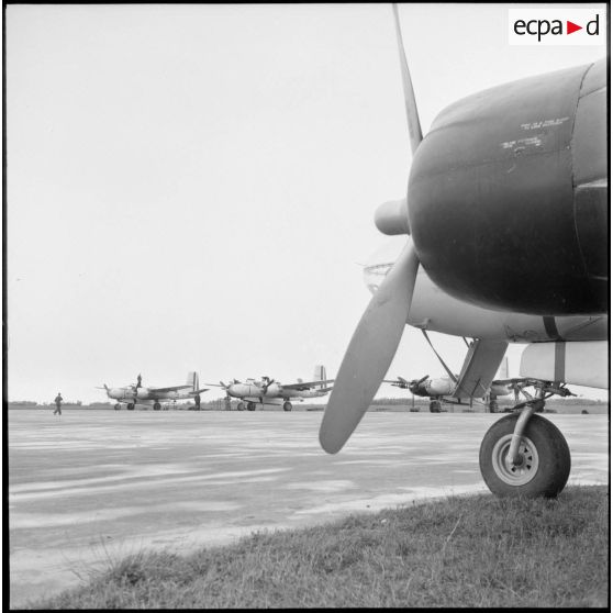 Des avions Douglas A-26B sur le terrain d'aviation de la base aérienne de Cat Bi.