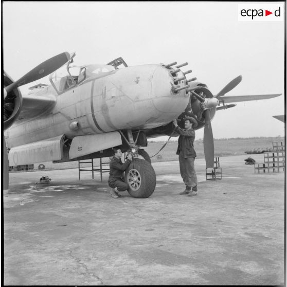 Vérification du train avant d'un avion bombardier Douglas A-26B Invader, doté de 6 mitrailleuses.