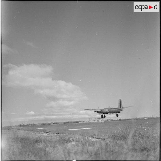 Décollage d'un avion Douglas A-26B Invader sur le terrain d'aviation de Cat Bi.