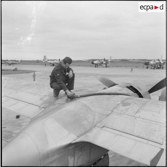 Vérification du plein d'essence d'un avion bombardier Douglas A-26B invader sur la base aérienne de Cat Bi.