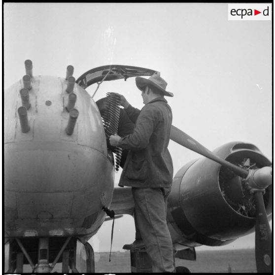 Chargement des mitrailleuses avant d'un avion bombardier Douglas A-26B Invader sur la base aérienne de Cat-Bi.