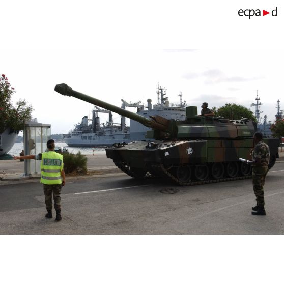 Char Leclerc Cherbourg du 6/12e RC (régiment de cuirassiers), guidé par des personnels du 601e RCR (régiment de circulation routière), pour l'embarquement vers le Liban dans le port de Toulon.