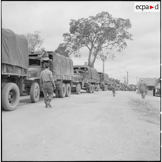 Convoi de GMC 6X6 le long de la route.