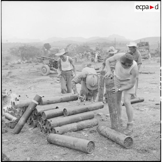 Soldats dévissant les boîtes contenant les obus.