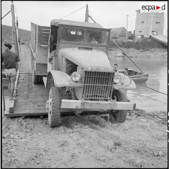 Débarquement du bac d'un camion GMC CCKW 353 (General Motors Company).