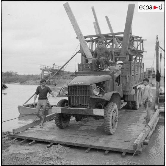 Débarquement du bac d'un camion GMC CCKW 353 (General Motors Company).