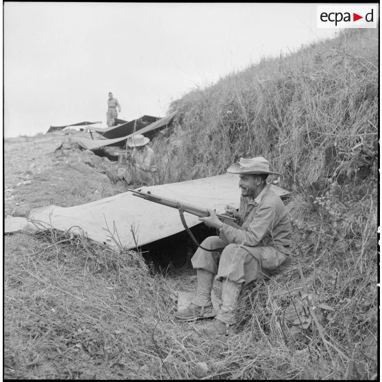 Soldats du RICM postés dans un fossé.