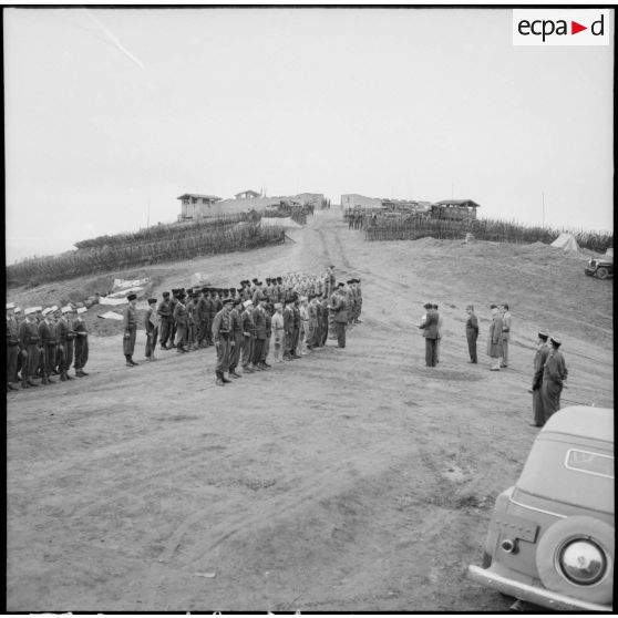 Cérémonie de remise de décorations par le général de Lattre de Tassigny à l'extérieur du poste de Sept Pagodes.