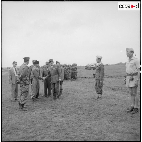 Le général de Lattre de Tassigny et un officier, en compagnie d'autres militaires.