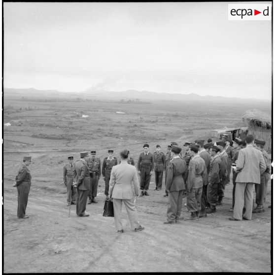 Discours du général de Lattre de Tassigny sur le terrain, à Sept Pagodes.