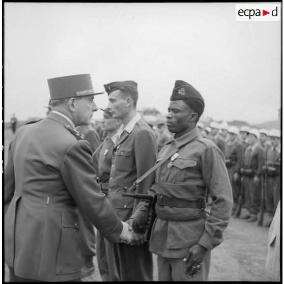 Le général de Lattre de Tassigny et un tirailleur sénégalais qu'il vient de décorer.