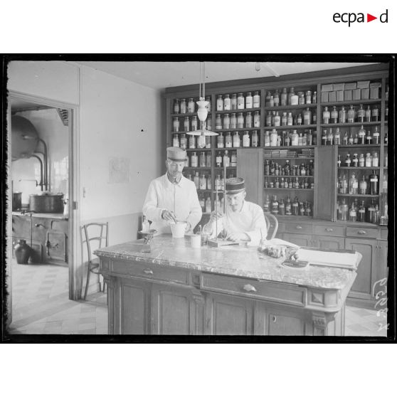 Moisselles (Seine-et-Oise). L'hôpital. La pharmacie. [légende d'origine]