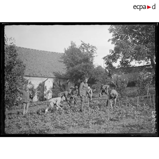 Moisselles (Seine-et-Oise). L'hôpital. Le jardin. [légende d'origine]