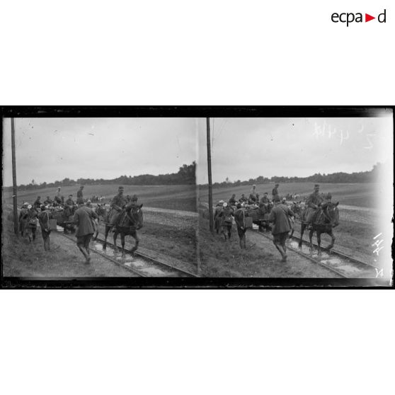 Convoi de blessés sur la petite ligne de chemin de fer de Souchez. [légende d'origine]