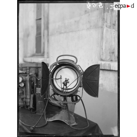 Paris. Boulevard Lannes (bastion 53). Projecteur allemand oxyacétylénique pris à Ypres. [légende d'origine]