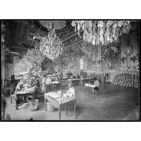 [Lyon. Salle des fêtes. Préparation de colis pour les prisonniers de guerre.]