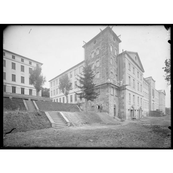 Sanatorium d'Alix (Rhône). Vue extérieure prise de la cour. [légende d'origine]