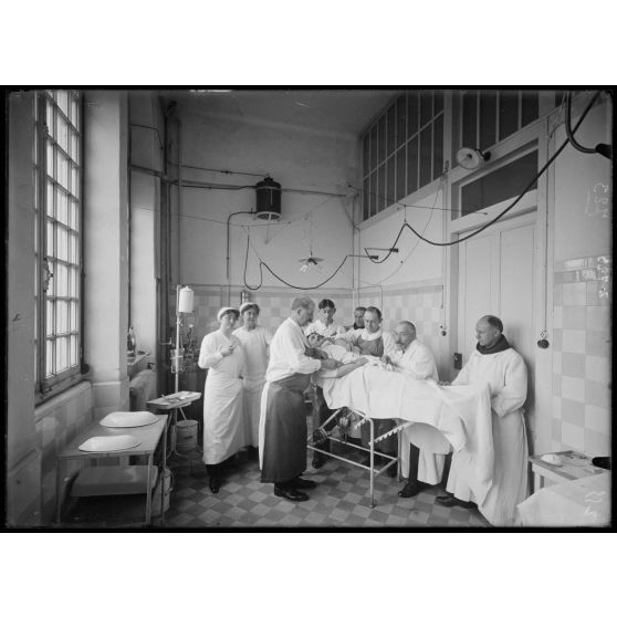 Lyon. Hôpital municipal Saint-Jean de Dieu. Salle d'opérations. [légende d'origine]