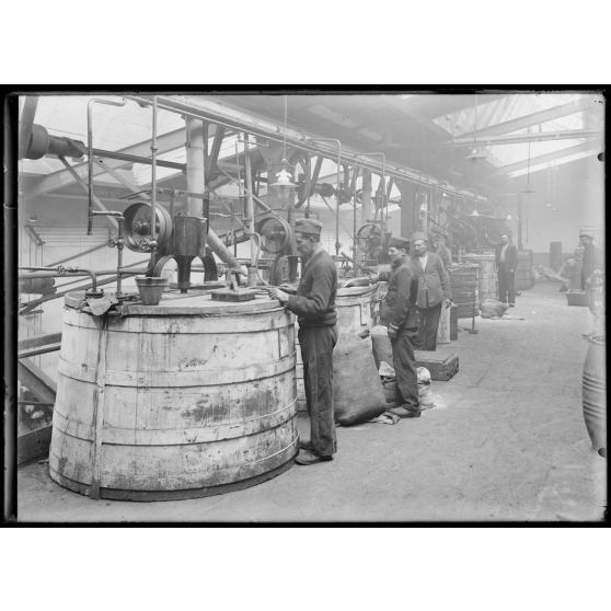 Poudrerie Picard à Saint-Fons, près de Lyon. Fabrication de dinitronaphtalène. [légende d'origine]