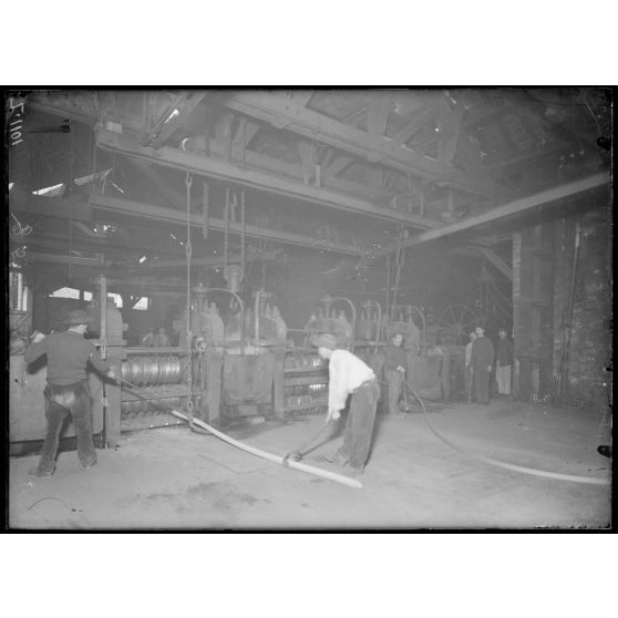 Allevard-les-Bains (Isère). Forges et fonderies. Train électrique laminoir pour ressorts de chemin de fer et carrosserie. [légende d’origine]