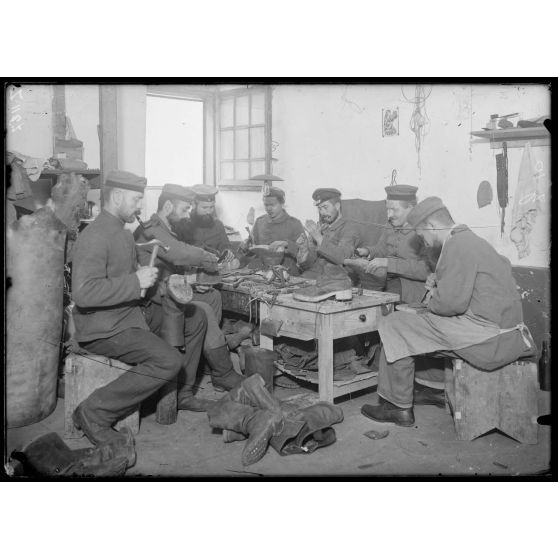 Romans (Drôme). Dépôt de prisonniers. Atelier de cordonniers. [légende d’origine]