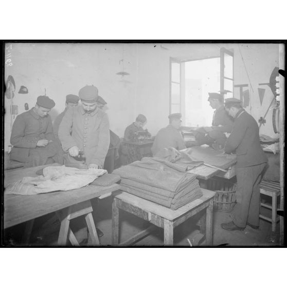 Romans (Drôme). Dépôt de prisonniers. Atelier des tailleurs. [légende d’origine]