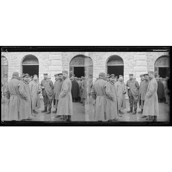 Barcelonnette. Prisonniers allemands à la promenade. [légende d’origine]