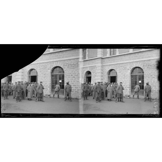 Barcelonnette. Dépôt de prisonniers allemands pendant la promenade. [légende d’origine]